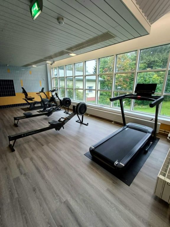 Kuntosalin laitteita.